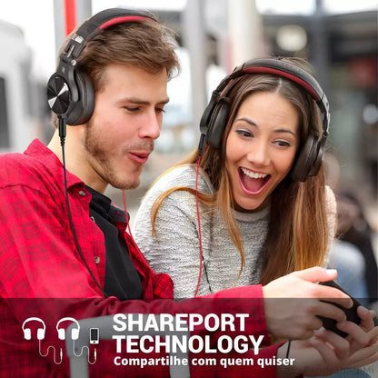 casal-compartilhando-música-através-da-tecnologia-shareport-em-celular-e-2-fones-de-ouvido-individuais-plugados